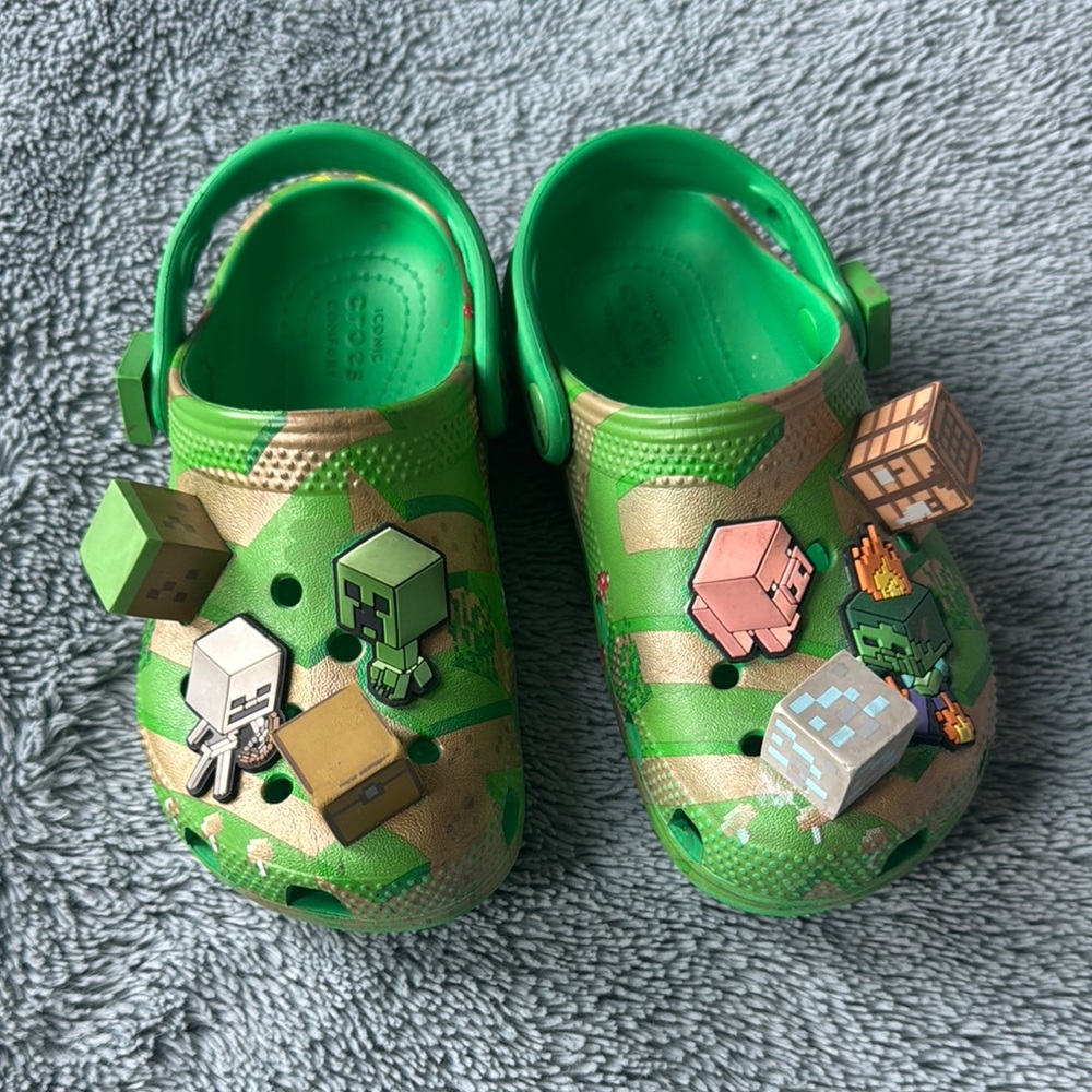 CROCS Minecraft green C11 (1 of 2)